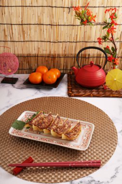 Bir tabakta lezzetli tavada kızarmış köfte