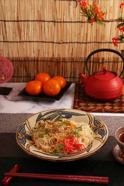 Lezzetli kızarmış ince erişte karıştırın