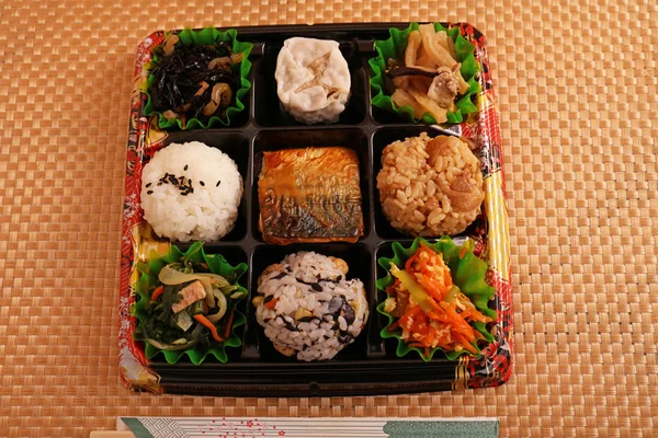 Japon tarzı lezzetli öğle yemeği kutusu