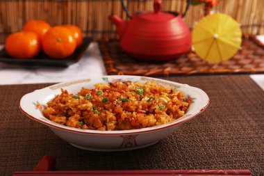 Bir tabakta kızarmış pilav