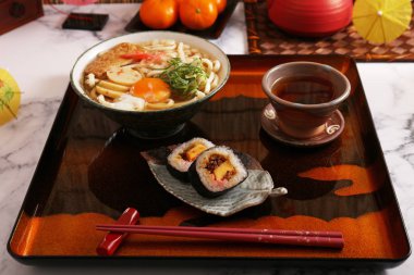 Japon geleneksel mutfağı suşi rulo ve udon erişte