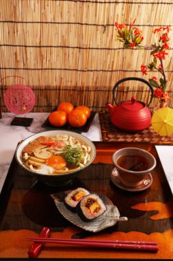 Japon geleneksel mutfağı suşi rulo ve udon erişte