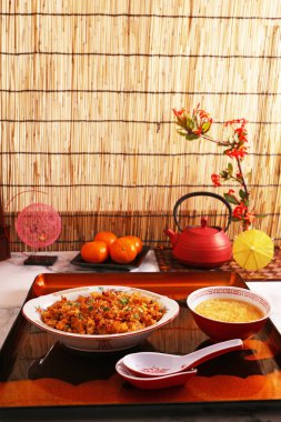 Çin yumurta damla çorbası ve kızarmış pilav