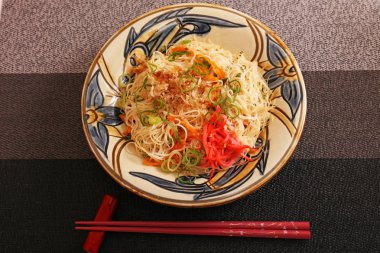 Lezzetli kızarmış ince erişte karıştırın