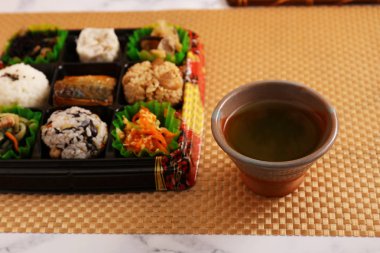 Japon tarzı lezzetli öğle yemeği kutusu