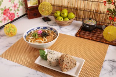 Japon mutfağı udon erişte ve pirinç topları