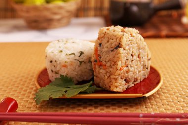 Bir tabakta lezzetli pirinç topları