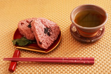 Bir tabakta lezzetli pirinç topları