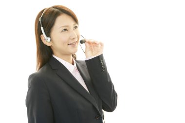 gülümseyen çağrı merkezi operatörü