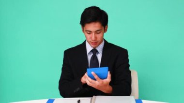 depresif görünümlü genç iş adamı