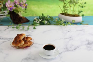 Bir fincan kahve ve ekmek