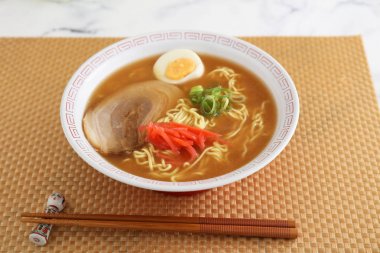 Yemek masasında lezzetli ramen erişte