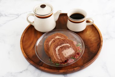 Lezzetli çikolata rulo kek ve kahve