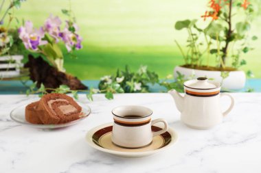 Lezzetli çikolata rulo kek ve kahve