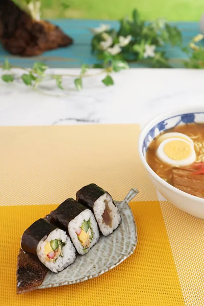 Deliziosi Spaghetti Ramen Rotoli Sushi — Foto Stock