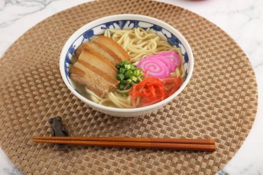 Göbek eti ile Okinawa soba şehriye