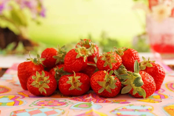 桌上放着新鲜草莓 — 图库照片