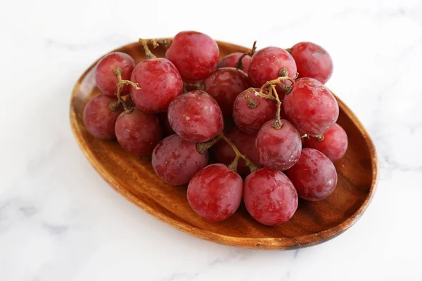 Uvas Frescas Uma Chapa Madeira — Fotografia de Stock