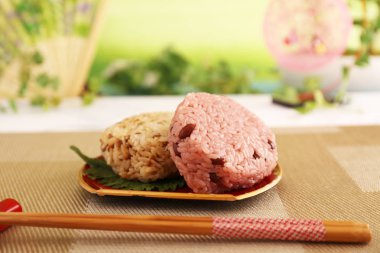 Japon pilav topları bir tabakta