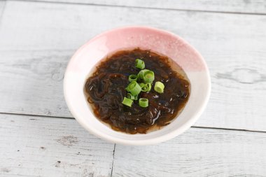 Okinawan mutfağı mozuku sirke içinde deniz yosunu