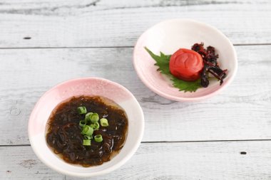 Yemek masasında nefis Japon mutfağı.