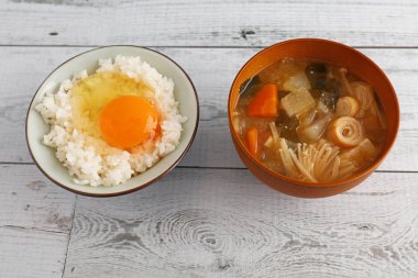 Yemek masasında nefis Japon mutfağı.