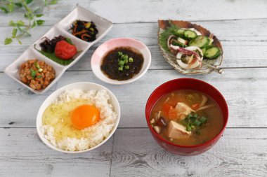 Yemek masasında nefis Japon mutfağı.