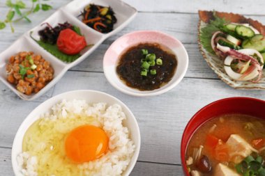 Yemek masasında nefis Japon mutfağı.