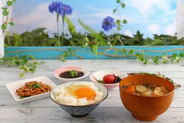 ダイニングテーブルの上でおいしい日本料理 — ストック写真