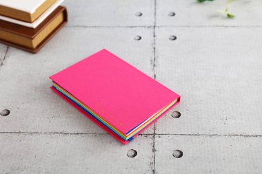 Masadaki defter ve kitaplar