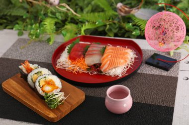 Japon geleneksel mutfağı suşi rulo ve sashimi.