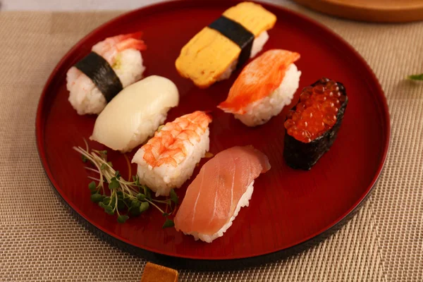 Delizioso Sushi Della Cucina Giapponese Sul Piatto Legno — Foto Stock