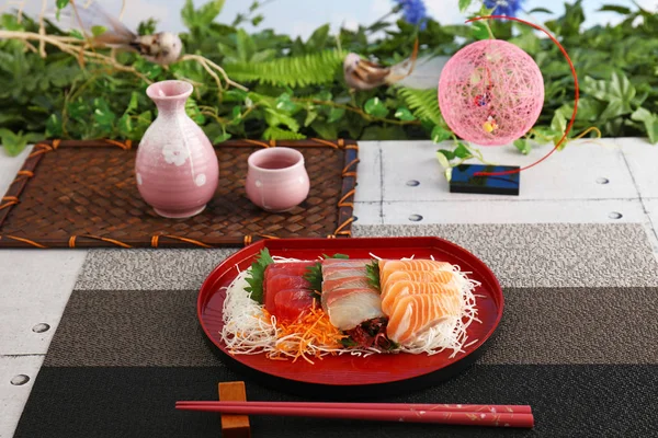 日本の伝統料理刺身と日本酒 — ストック写真
