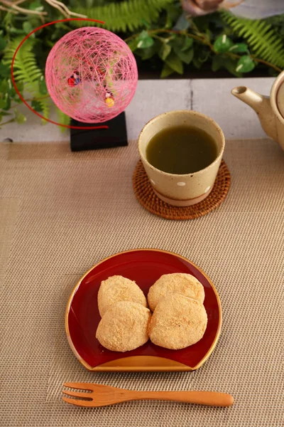 日本传统美味糖果和绿茶 — 图库照片