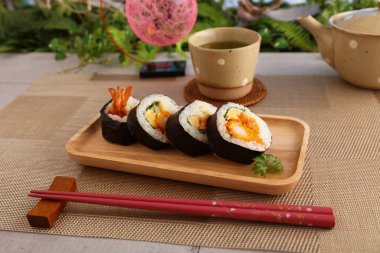 Japon geleneksel suşi ruloları.