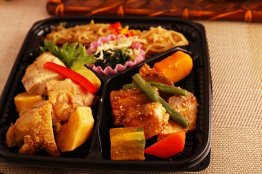 Yemek masasında nefis Japon mutfağı.