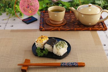 Japon mutfağı pirinç topları ve Japon yeşil çay