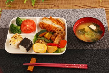 Yemek masasında nefis Japon mutfağı.