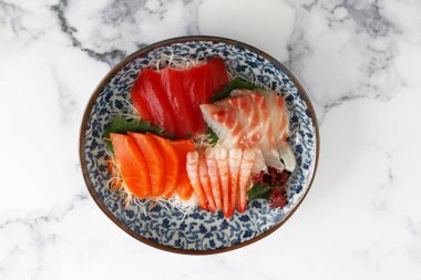 Tabakta Japon geleneksel mutfağı sashimi
