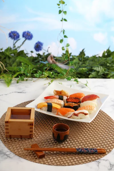 Японская Традиционная Кухня Sake Sushi — стоковое фото