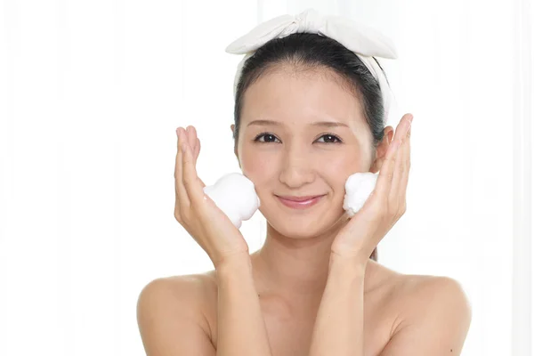 Beautiful Young Woman Wash Her Face — Stock Photo, Image