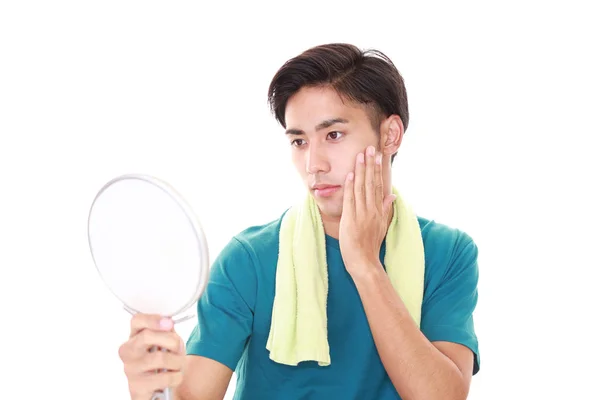 Asiatisk Man Tittar Sitt Ansikte Spegeln — Stockfoto