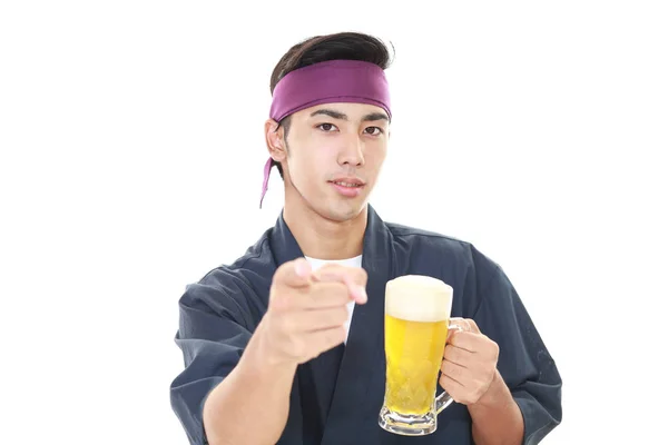 Japanischer Koch Mit Einem Becher Bier Auf Weißem Hintergrund — Stockfoto