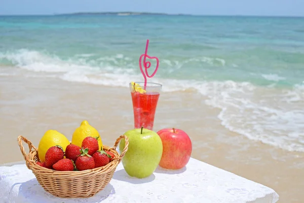 沖縄の美しいビーチで新鮮な果物 — ストック写真