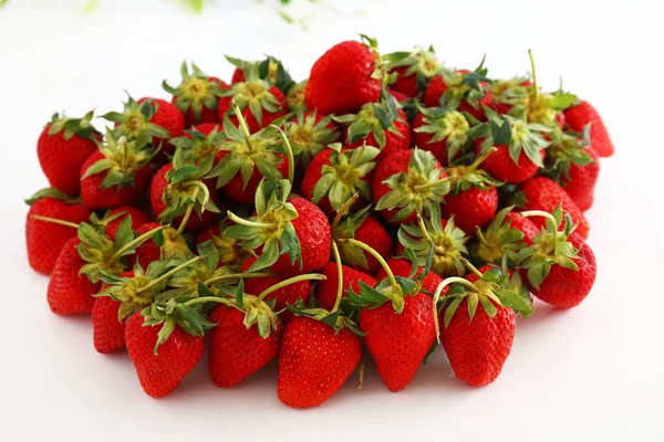 好吃又新鲜的草莓 白色背景上 — 图库照片