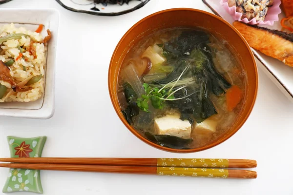 Yemek masasında nefis Japon mutfağı.