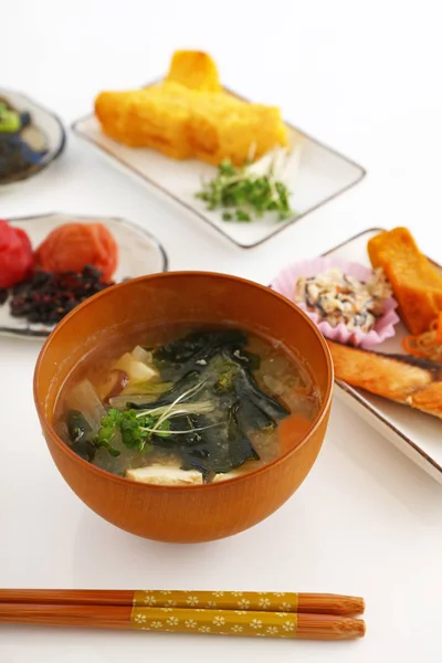 ダイニングテーブルの上でおいしい日本料理 — ストック写真
