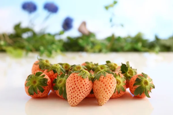 餐桌上的美味和新鲜的草莓 — 图库照片