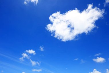 Okinawa 'da mavi gökyüzü ve beyaz bulutlar