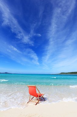 Okinawa 'da güzel bir plajın resmi.